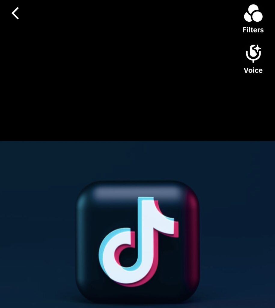 Schermata di High Social che mostra il pulsante del voiceover di TikTok in alto a destra della schermata di editing.