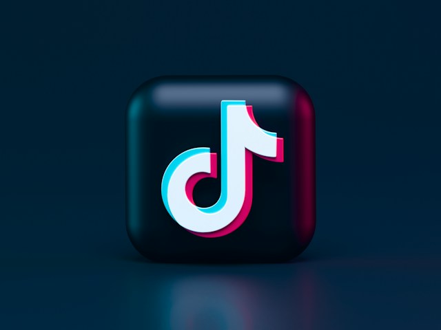 Le logo de TikTok sur un cube bleu foncé.