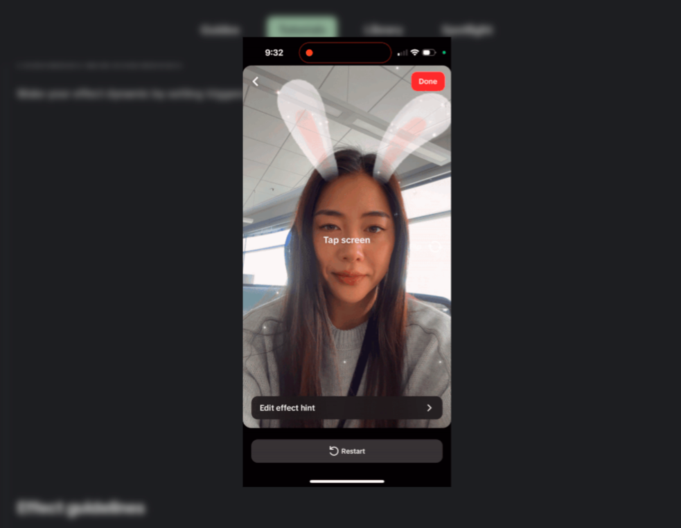 틱톡의 모바일 효과 편집기 스크린샷에는 토끼 귀를 가진 여성과 탭 화면 프롬프트가 표시됩니다.