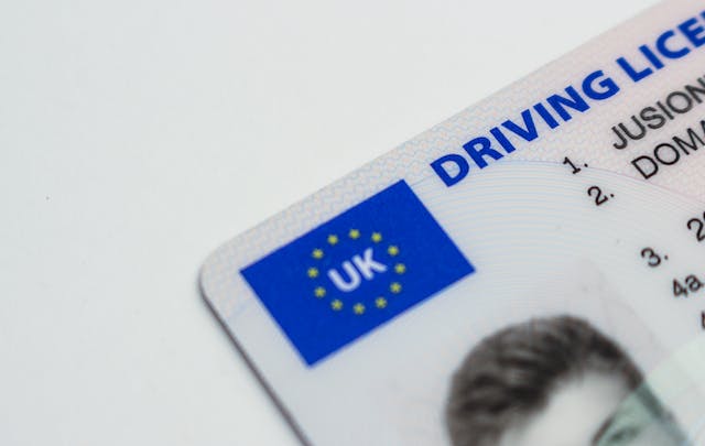 Uma imagem parcial de um cartão de carteira de motorista do Reino Unido. 
