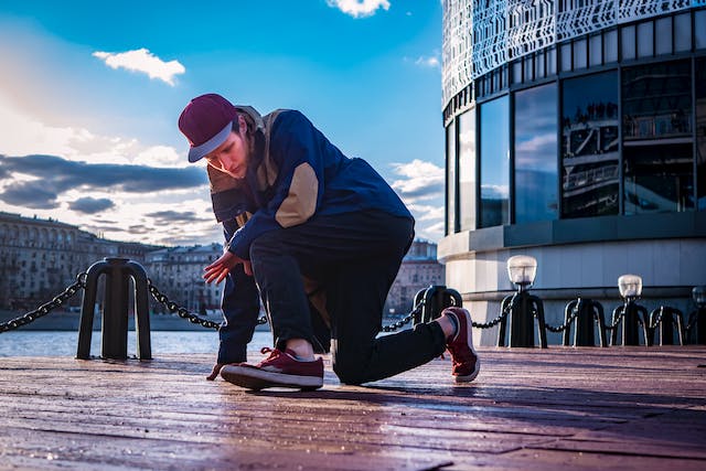 Een foto van een persoon die aan het breakdancen is op een brug. 