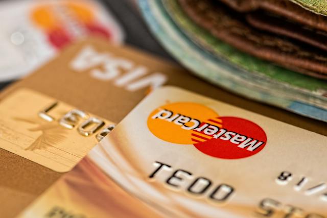 Uma imagem em close-up de cartões de crédito. 