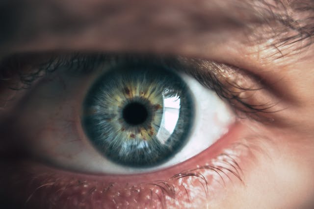 Um close-up de um olho humano verde e visual para simbolizar as visualizações do TikTok. 