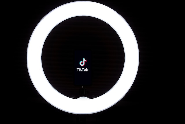 A picture of the TikTok logo in the middle of a black and white ring light.