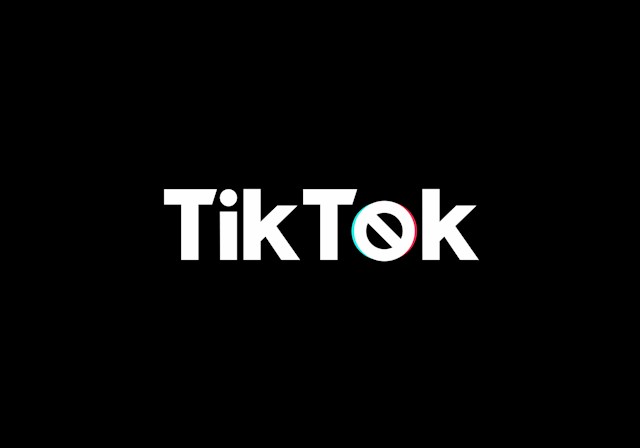 黑色背景上的名称 "TikTok"。