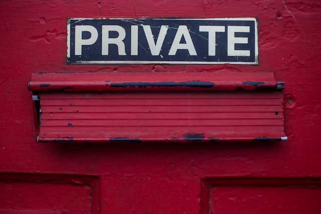 Uma placa em uma porta vermelha diz "Private".