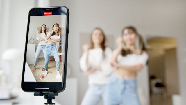 Dos mujeres se graban participando en un reto de baile viral de TikTok.