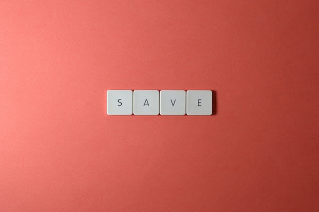 Le mot "SAVE" est écrit en lettres blanches.