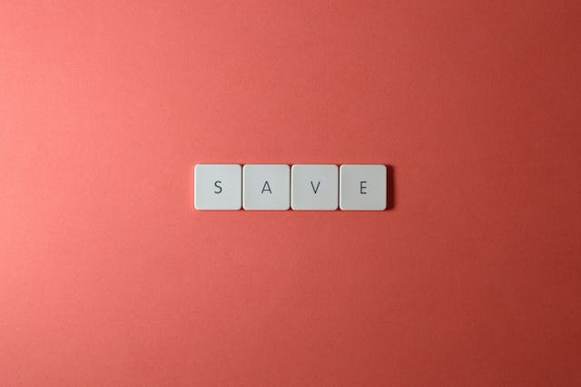 흰색 문자 타일은 "SAVE"라는 단어의 철자입니다.