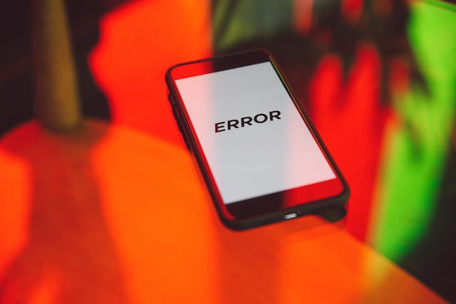 A phone screen displays an error message. 