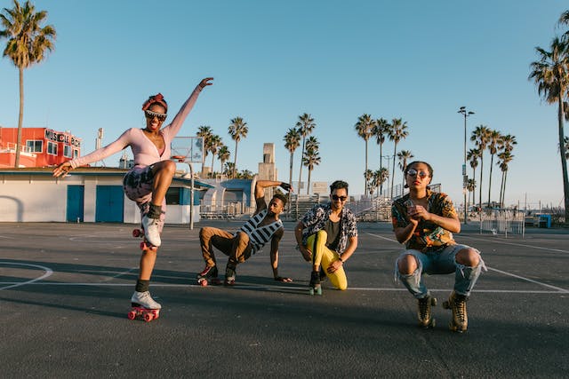  Um grupo de amigos usando patins grava uma coreografia de dança para seus fãs do TikTok.  