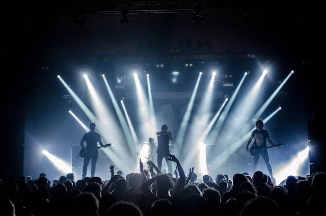 Een band speelt voor een levendig publiek. 