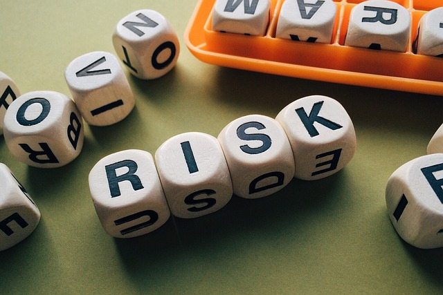 桌上的字母骰子排列成单词 "RISK"。