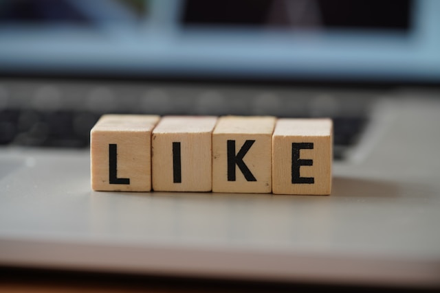 Quatre cubes avec des alphabets forment le mot « LIKE ».