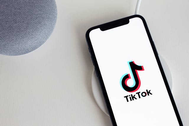 Sullo schermo del telefono vengono visualizzati il logo e il nome di TikTok. 