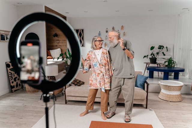 Un cuplu în vârstă împărtășește un dans în fața unei camere de filmat pentru telespectatorii LIVE pe TikTok. 