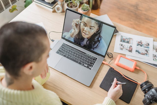 Iemand bewerkt een TikTok make-up tutorial op zijn laptop.