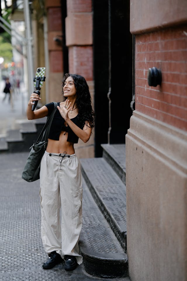 Eine Frau macht Aufnahmen mit ihrem Selfie-Stick.