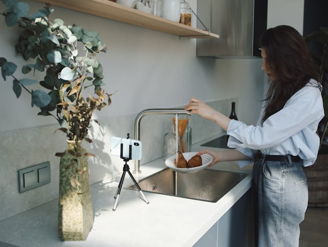 O femeie se înregistrează în timp ce spală mâncare.