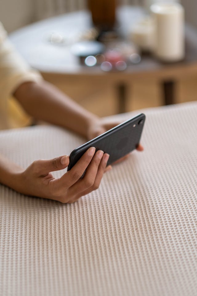 Eine Person hält ein Handy in der Hand, um einen TikTok aufzunehmen.