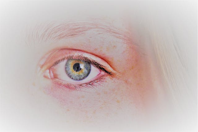 Ein Gemälde des Auges einer Frau.