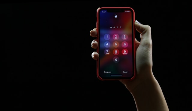 手机屏幕显示数字键盘，用于解锁设备。
