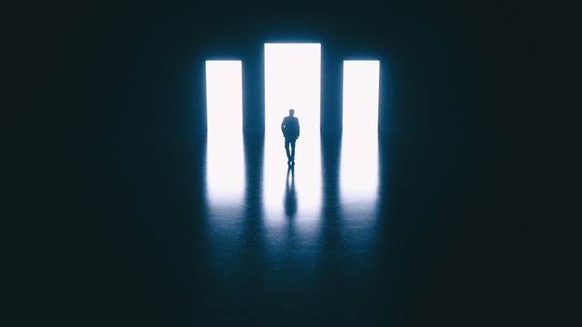 Het silhouet van een persoon voor drie gebogen deuropeningen. 