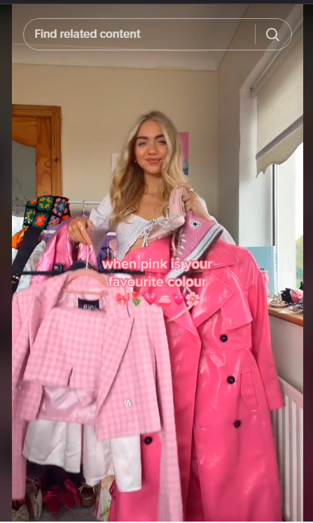 Captura de ecran realizată de High Social arată estetica clasică a lui Barbiecore roz. 