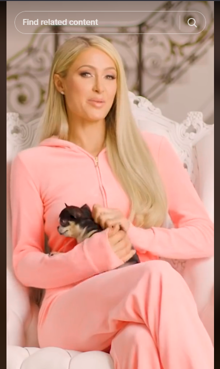 Lo screenshot di High Social mostra Paris Hilton nella sua iconica tuta da ginnastica rosa. 