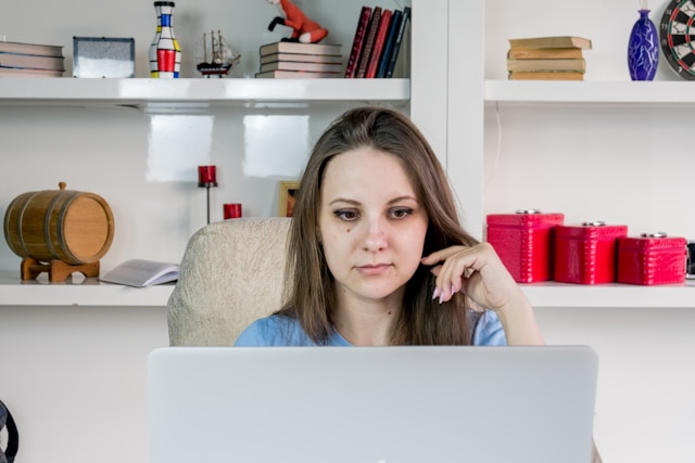 一名妇女使用笔记本电脑处理 TikTok 问题。 