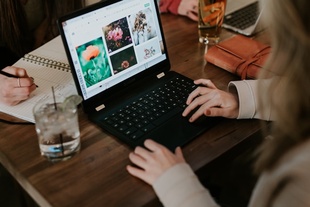 Een vrouw bekijkt stockbeelden op haar laptop.