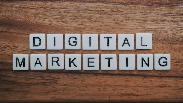 黒と白の文字タイルが "デジタルマーケティング "の文字を綴っている。