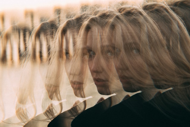 Photo d'une femme avec un effet de flou. 