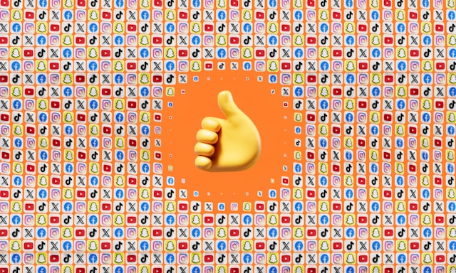 Un emoji de pulgar hacia arriba en medio de varios logotipos de redes sociales.