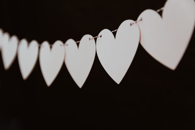 Um cordão de corações de papel branco. 