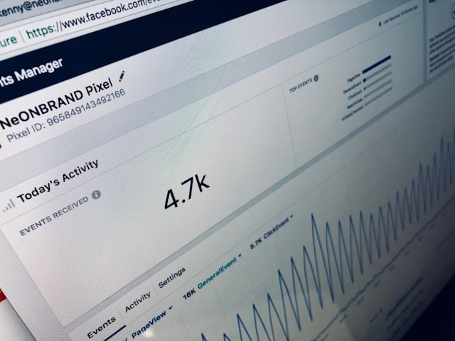 Op een computerscherm wordt een pagina met analyses van sociale media weergegeven.