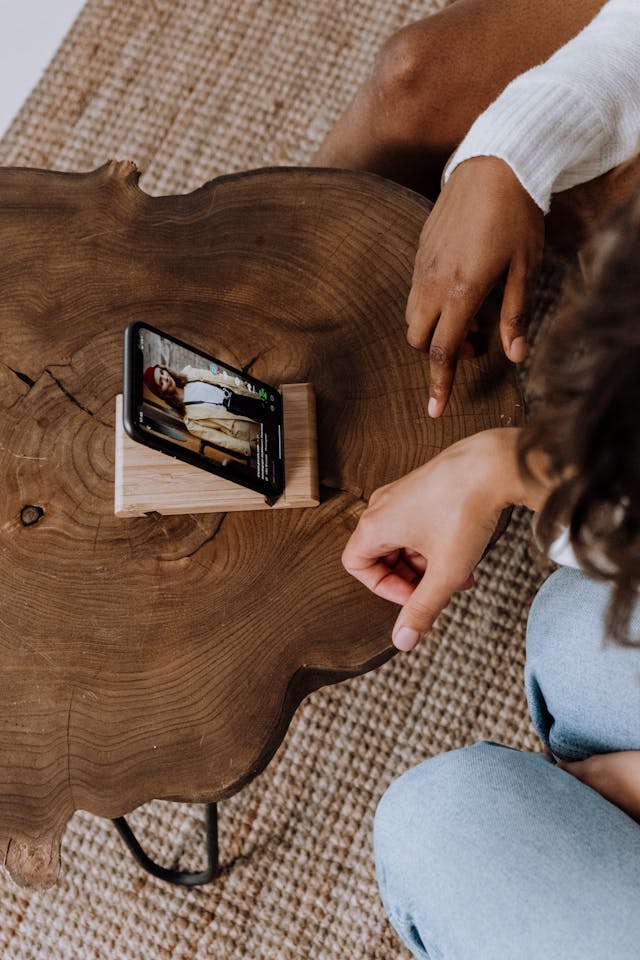 Deux amis regardent une vidéo TikTok sur un support.