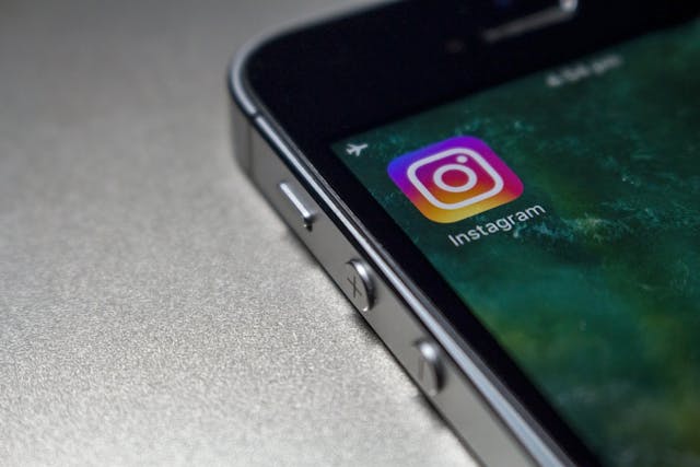 Uno smartphone visualizza l'app Instagram sullo schermo.