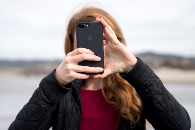 Una mujer utiliza la cámara de su teléfono para grabar un vídeo para TikTok. 