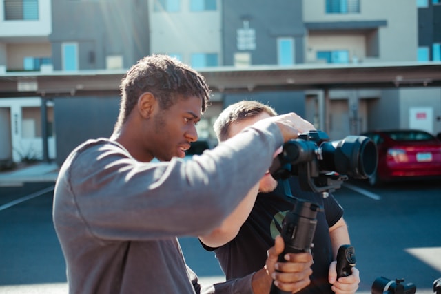 Zwei Kreative bauen ihre DSLR-Kamera auf und suchen nach den richtigen Winkeln für ihr TikTok-Video. 