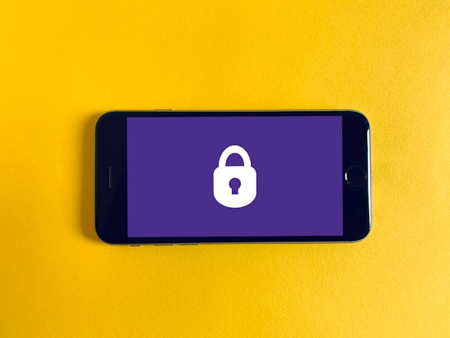 La pantalla de un teléfono muestra un icono de candado blanco sobre fondo morado.