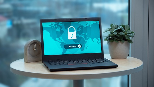 Um laptop em uma mesa exibe um ícone de cadeado e a palavra "Secured" (protegido).