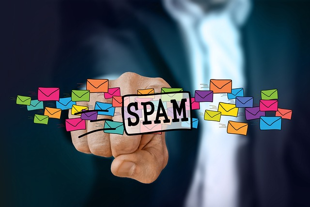 Une personne montre plusieurs icônes de courrier électronique et le mot "Spam".
